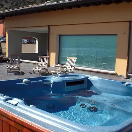 Sleeps 18 Air Con * Menaggio
