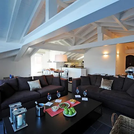 Sleeps 18 Air Con * Menaggio